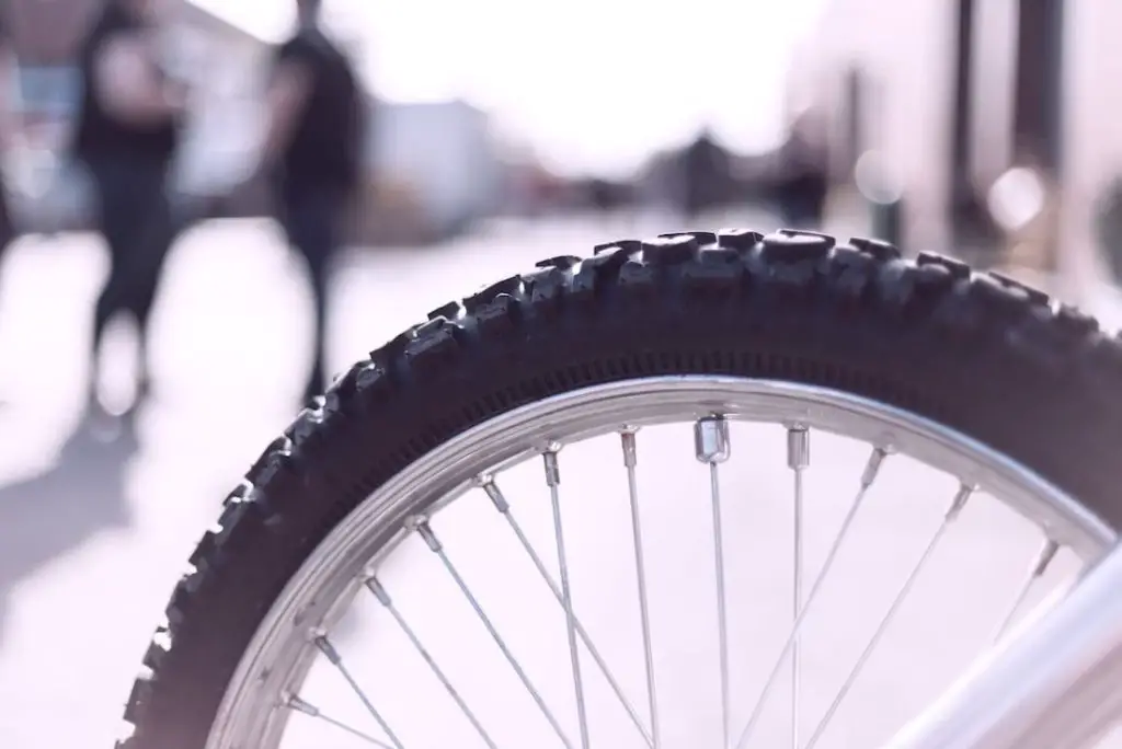 Determining the Recommended Tire Pressure for Hybrid Bikes